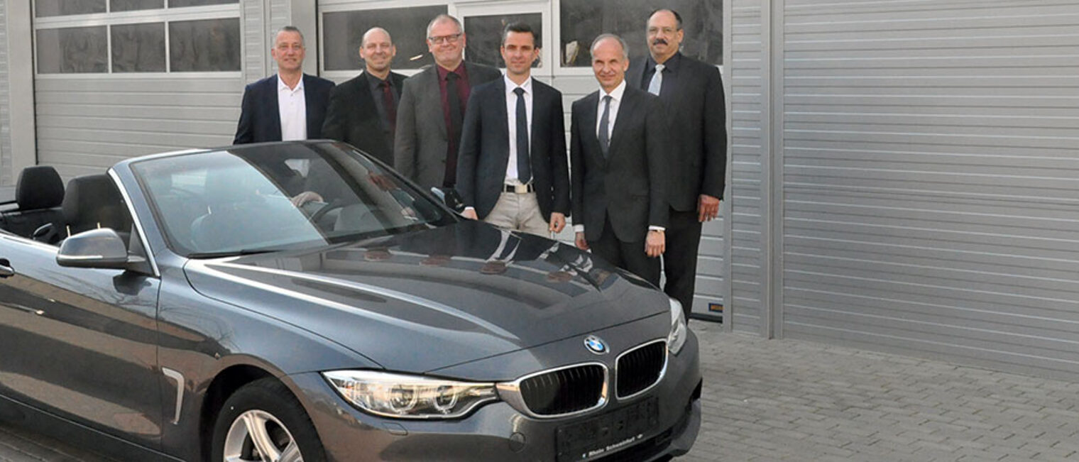 Kfz-Ausbildung mit dem neuen BMW 430i xDrive Cabriolet anfangen Schlüsselübergabe des neuen Schulungsfahrzeugs an das Bildungszentrum Schweinfurt: (v.l.) Roland Lenhart (Ausbildungsmeister Bildungszentrum Schweinfurt), Thomas Planer (Leiter Bildungszentrum Schweinfurt), Ludwig Paul (Hauptgeschäftsführer Handwerkskammer Unterfranken), Christian Schneider (Serviceleiter BWM Autohaus Rhein Schweinfurt), Ralf Rhein (Geschäftsführer und Inhaber BMW Autohaus Rhein) und Thomas Reeb (Gebietsleiter After Sales BMW AG)