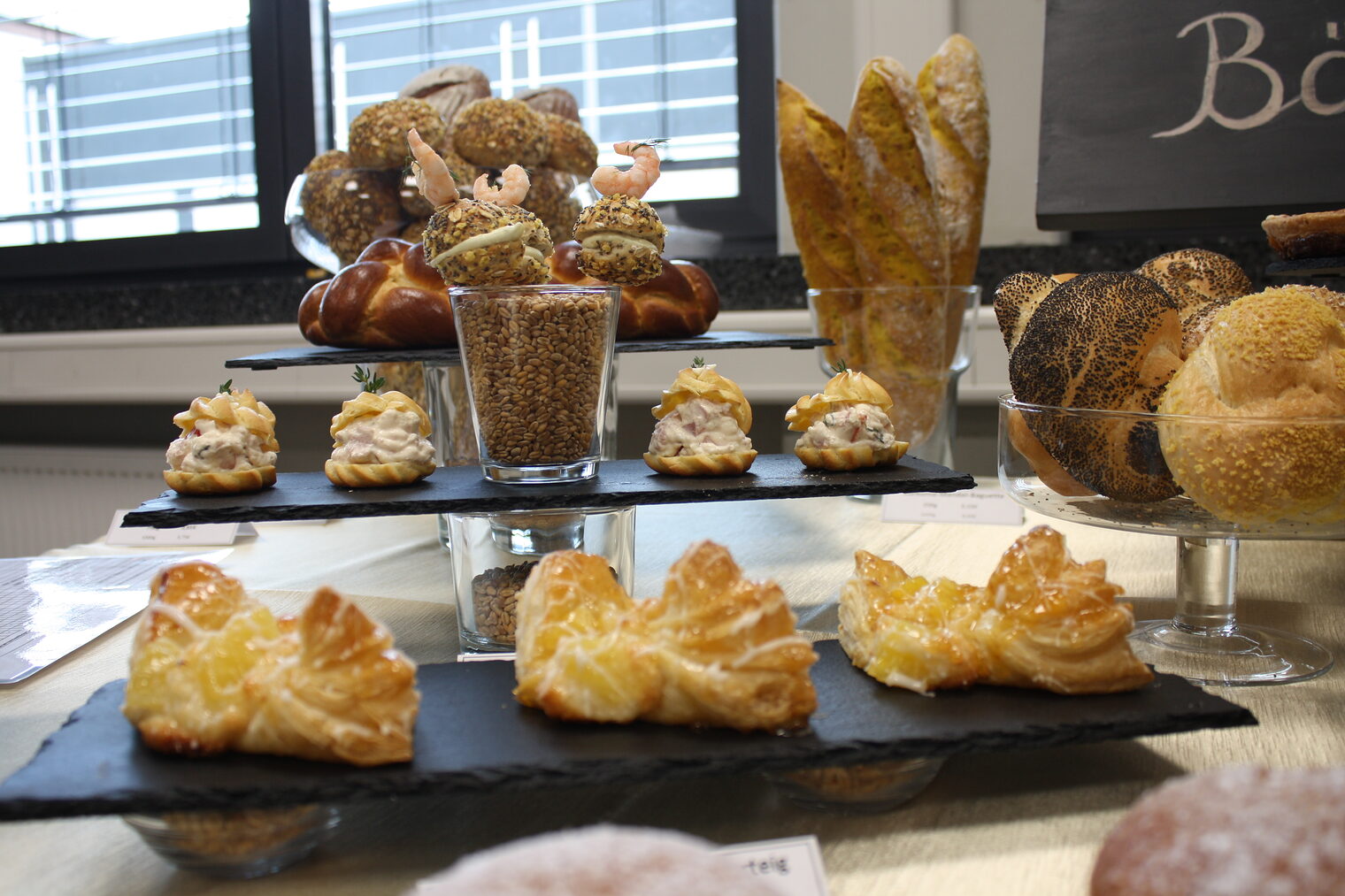Meisterschule Bäcker 2019 im Bildungszentrum Würzburg Brötchen und Gebäck werden präsentiert.