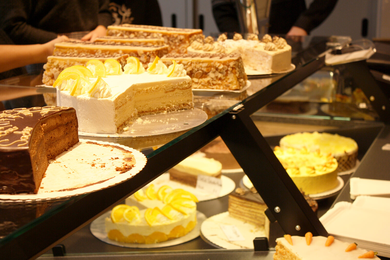 Der Fachverkauf Konditor präsentiert Kuchenstücke auf einer Theke.