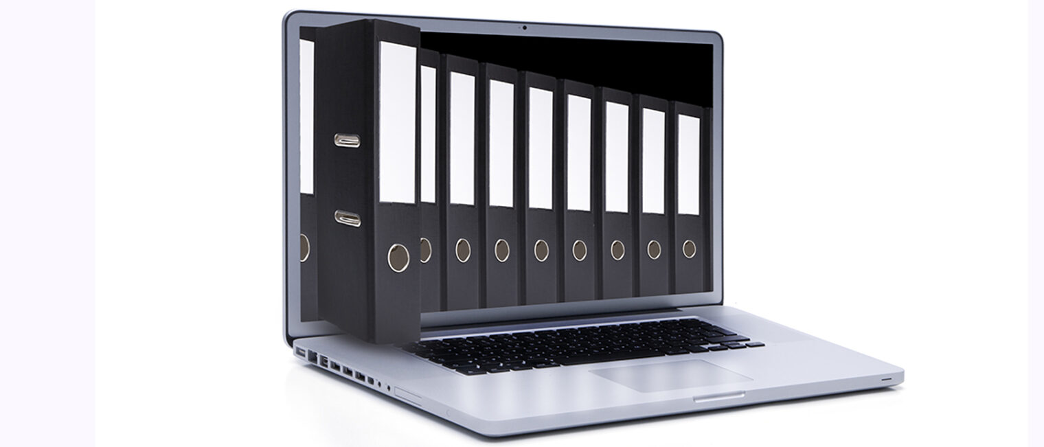 Laptop mit Aktenordnern Laptop, auf dem Bildschirm sind Akten zu sehen, ein Ordner ragt aus dem Bildschirm