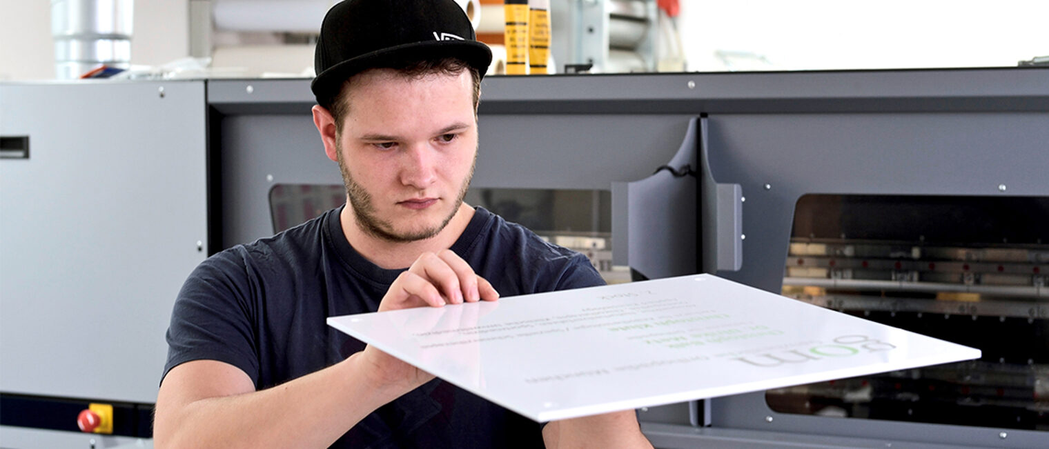Auszubildender prüft konzentriert einen Arbeitsschritt Auszubildender prüft konzentriert einen Arbeitsschritt