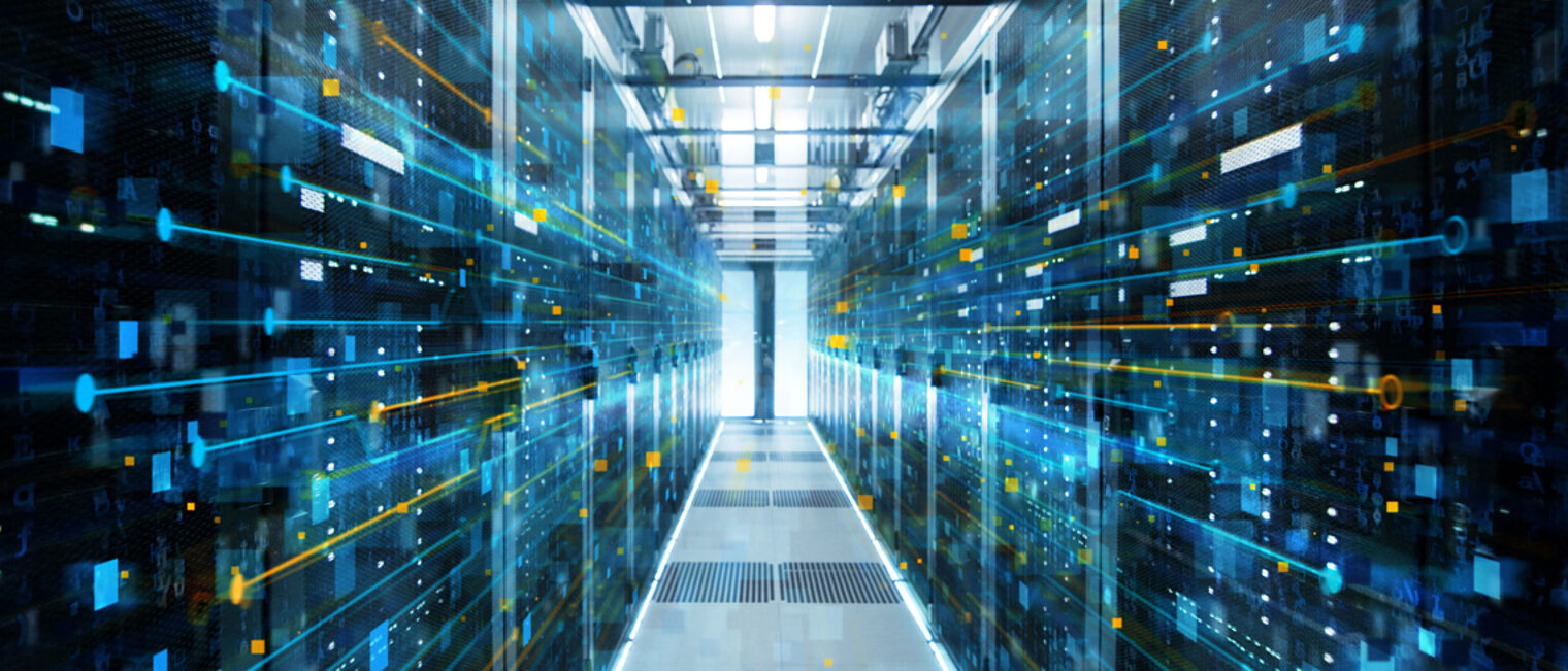 IT-Sicherheit, dargestellt in einem Serverraum mit blauen und orangen lasern die nach vorne gehen