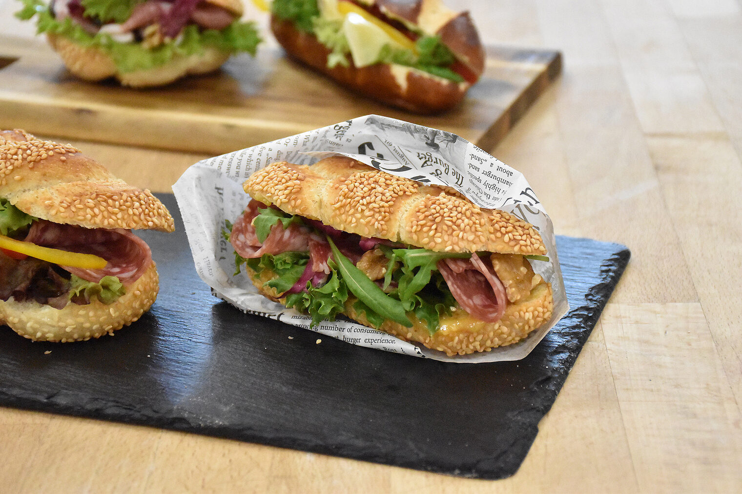 Meisterschule Bäcker 2021 im Bildungszentrum Würzburg Belegte Brötchen mit Wurst und Salat präsentiert auf einem Schneidebrett.
