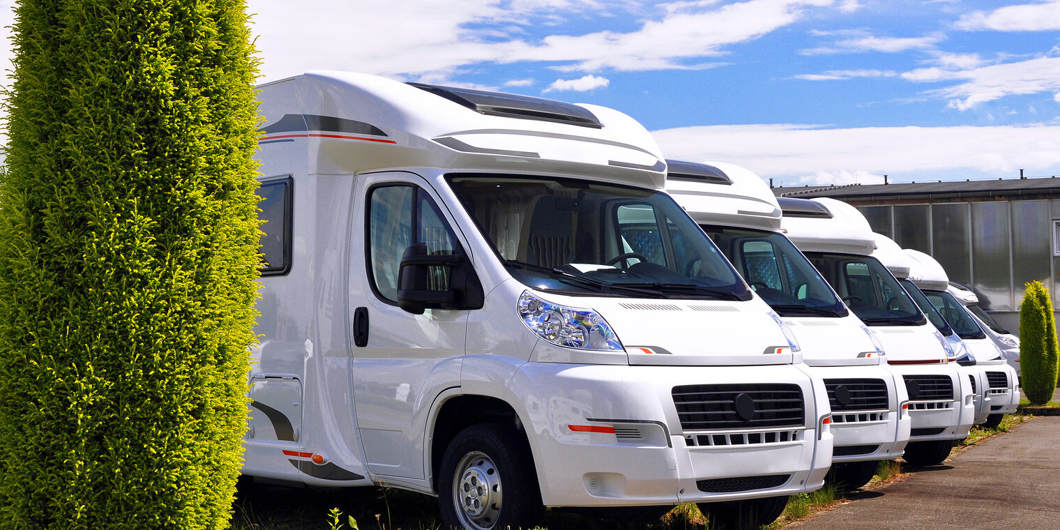 urlaub, wohnmobil, caravan, fabrik, produktion, parkplatz, herstellung, mobilheim, campen, camping, neu, fertigung, autohaus, autobranche, reisen, reise, lkw, fahrzeug, neuwagen, auto, autos, montage, herstellung, industrie, industriell, gewerbe, gewerblich, business, verkauf, fahrzeug, fahrzeuge, weiß, weiss, auslieferung, kundschaft, verkaufsraum, präsentation, präsentieren, showroom, ausstellung