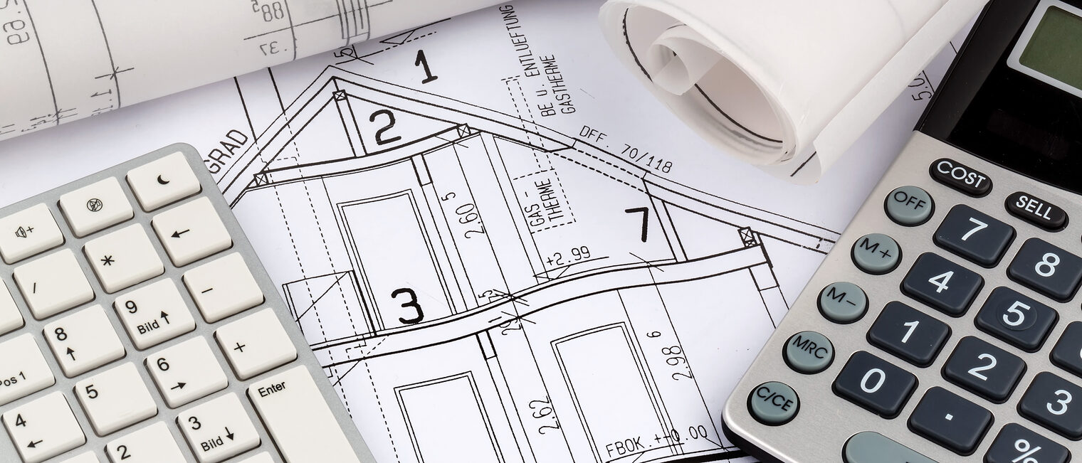  Ein Bauplan eines Architekten mit einem Taschenrechner. Symbolfoto für Finanzierung und Planung eines neuen Hauses.