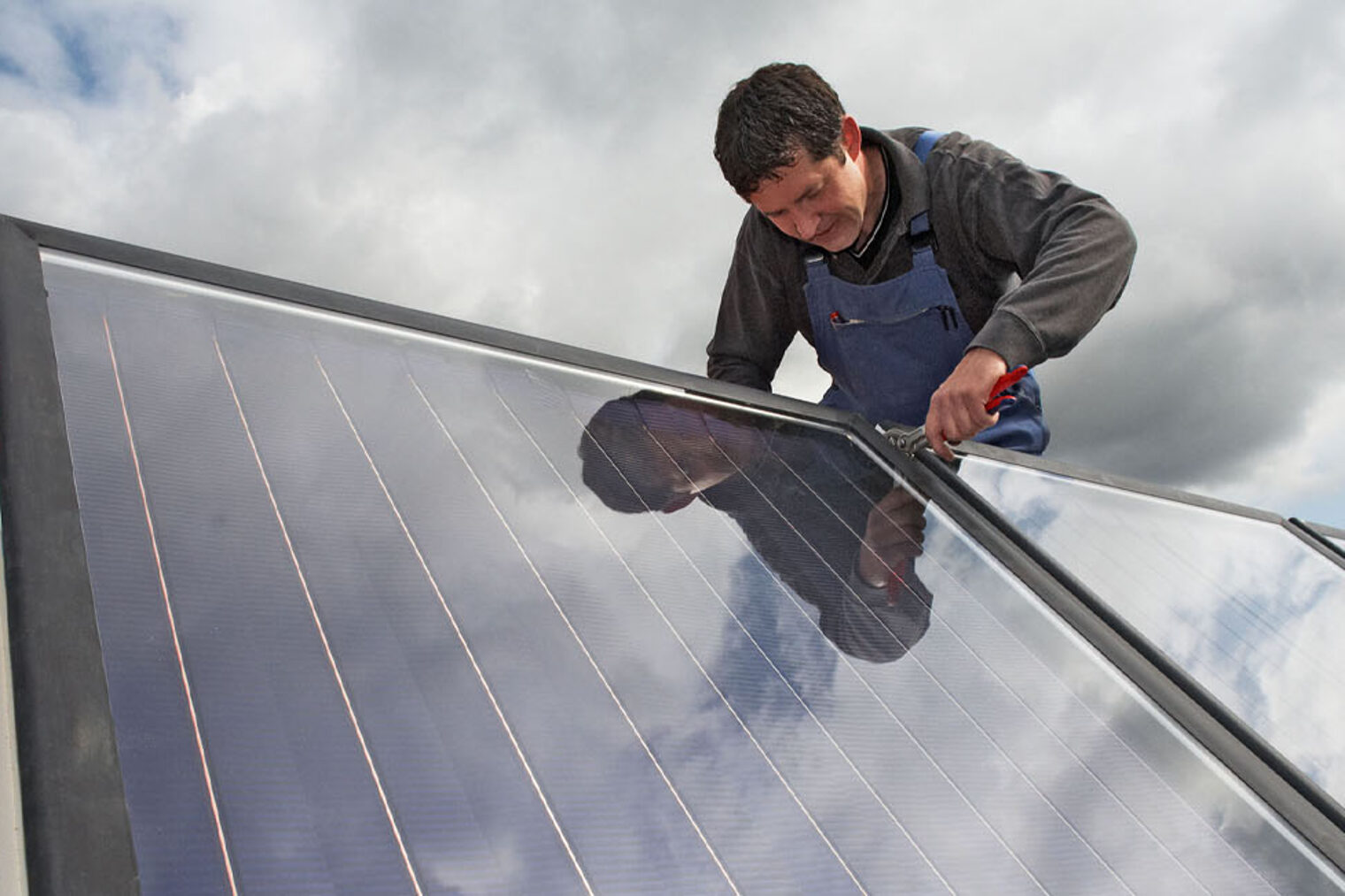 Photovoltaik Handwerker aus Dach montiert Photovoltaik-Module