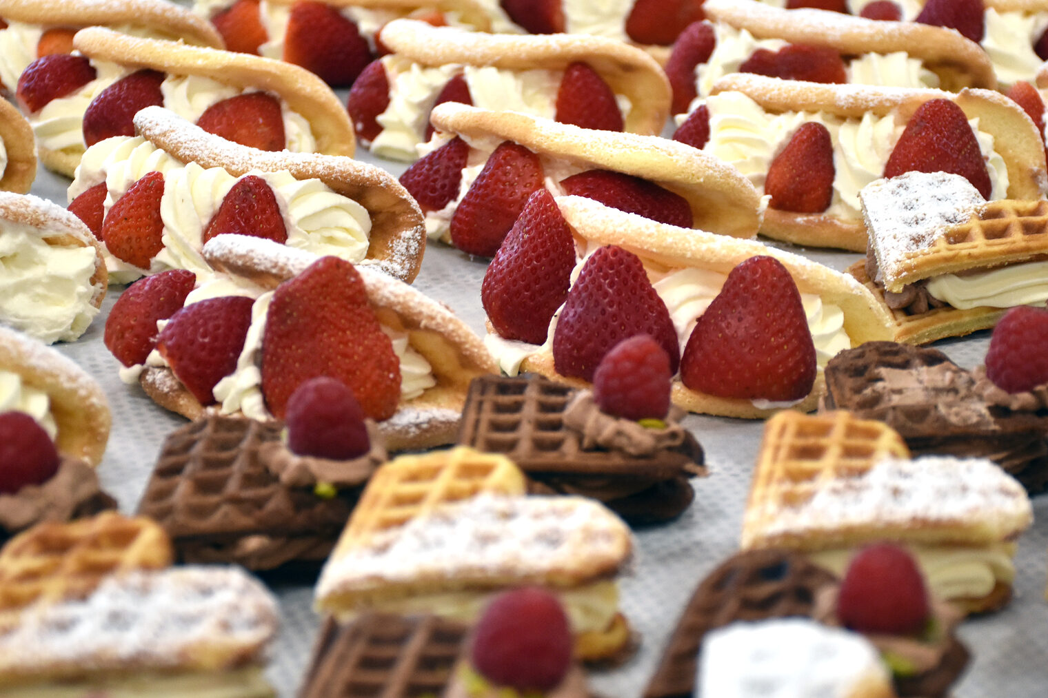 Meisterkurs Bäcker 2023 im Bildungszentrum Würzburg Süße Waffeln mit Erdbeeren