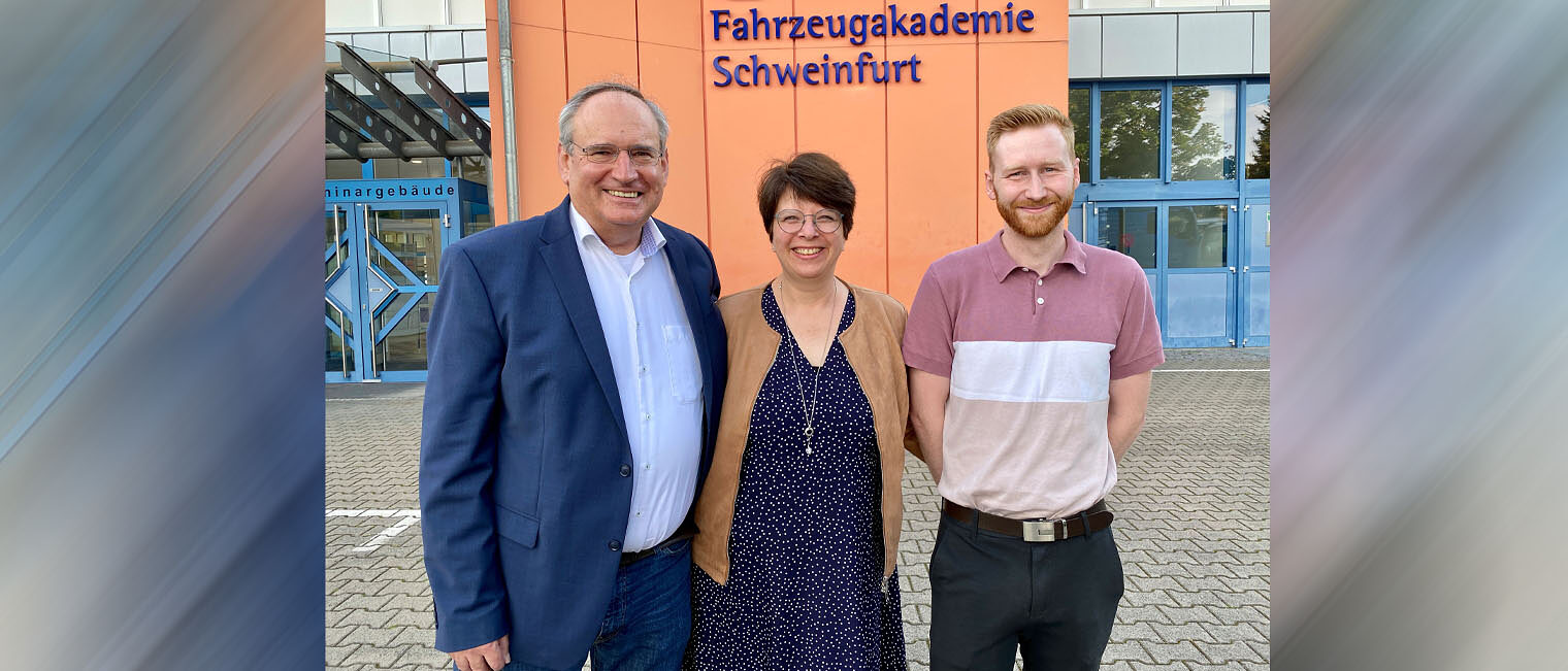 Wechsel Fahrzeugakademie Schweinfurt Drei Menschen auf Gruppenfoto