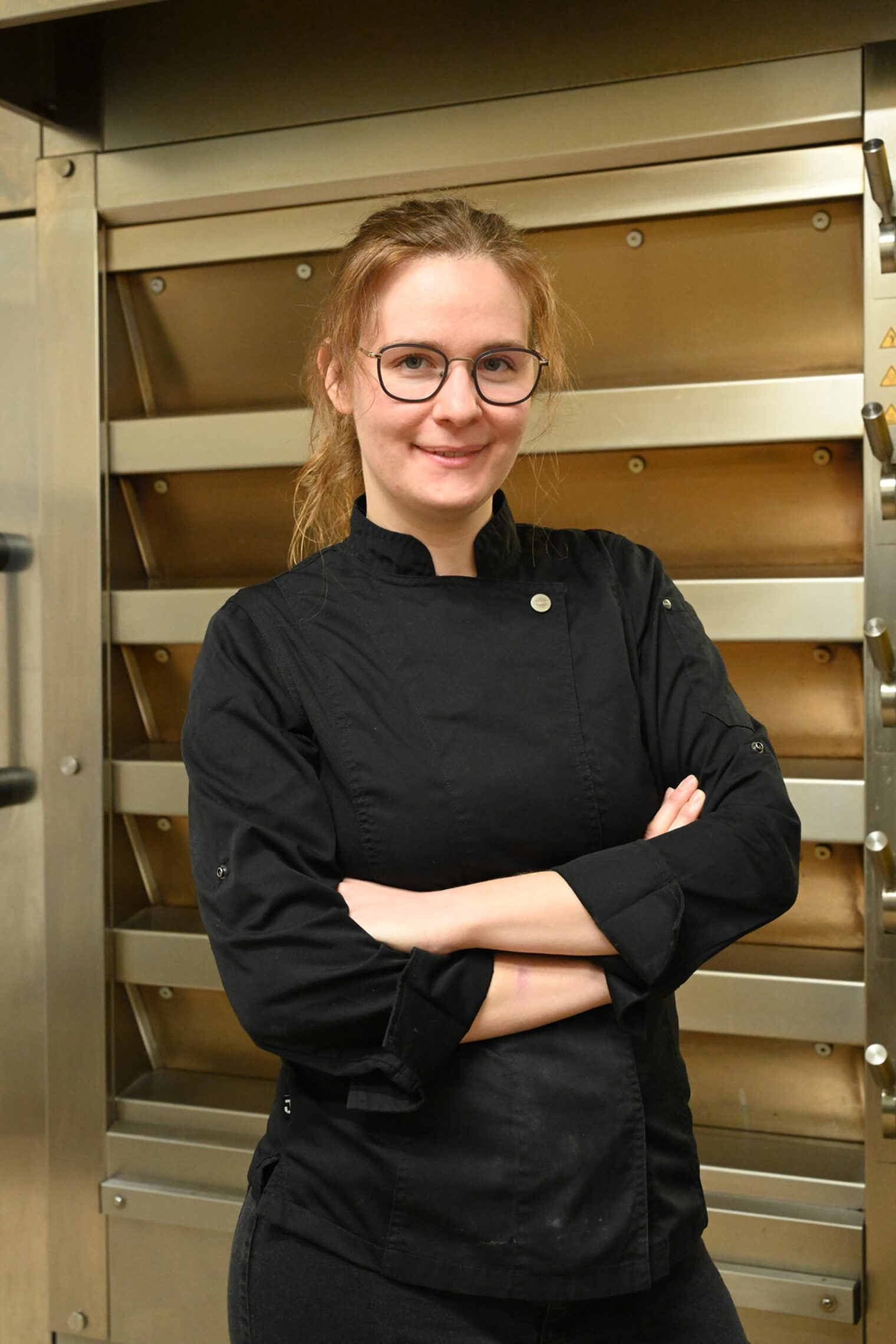 Deutsche Meisterinnen Bäckerhandwerk Bäckerin vor einem Ofen