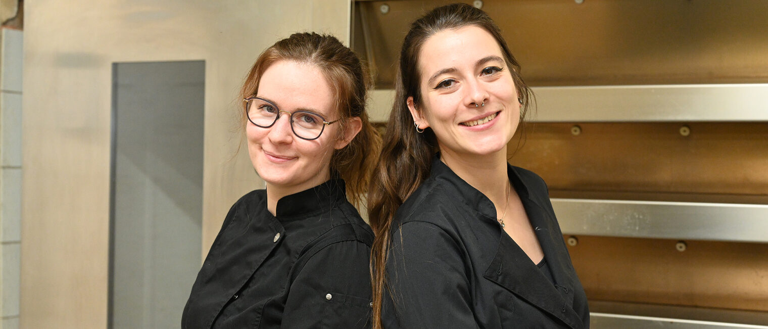 Deutsche Meisterinnen Bäckerhandwerk Zwei Bäckerinnen vor einem Ofen
