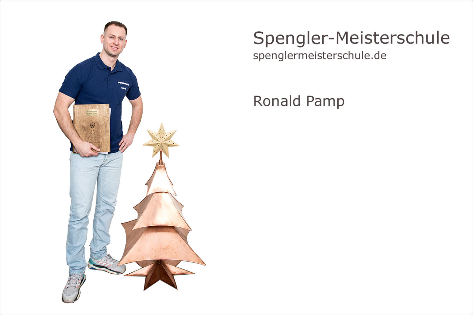 Spenglermeisterschule Würzburg - Handwerkskammer für Unterfranken Portrait Ronald Pamp mit seinem Weihnachtsbaum als Spenglermeisterstück