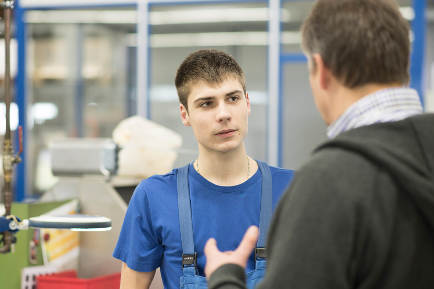 Ausbildung Handwerk | Ausbildungsberatung Auszubildender im Gespräch mit einem Ausbilder