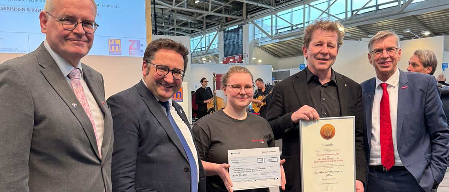 Auszeichnung mit dem Bayerischen Staatspreis für die Ackermann GmbH: Geehrte Personen mit Urkunde