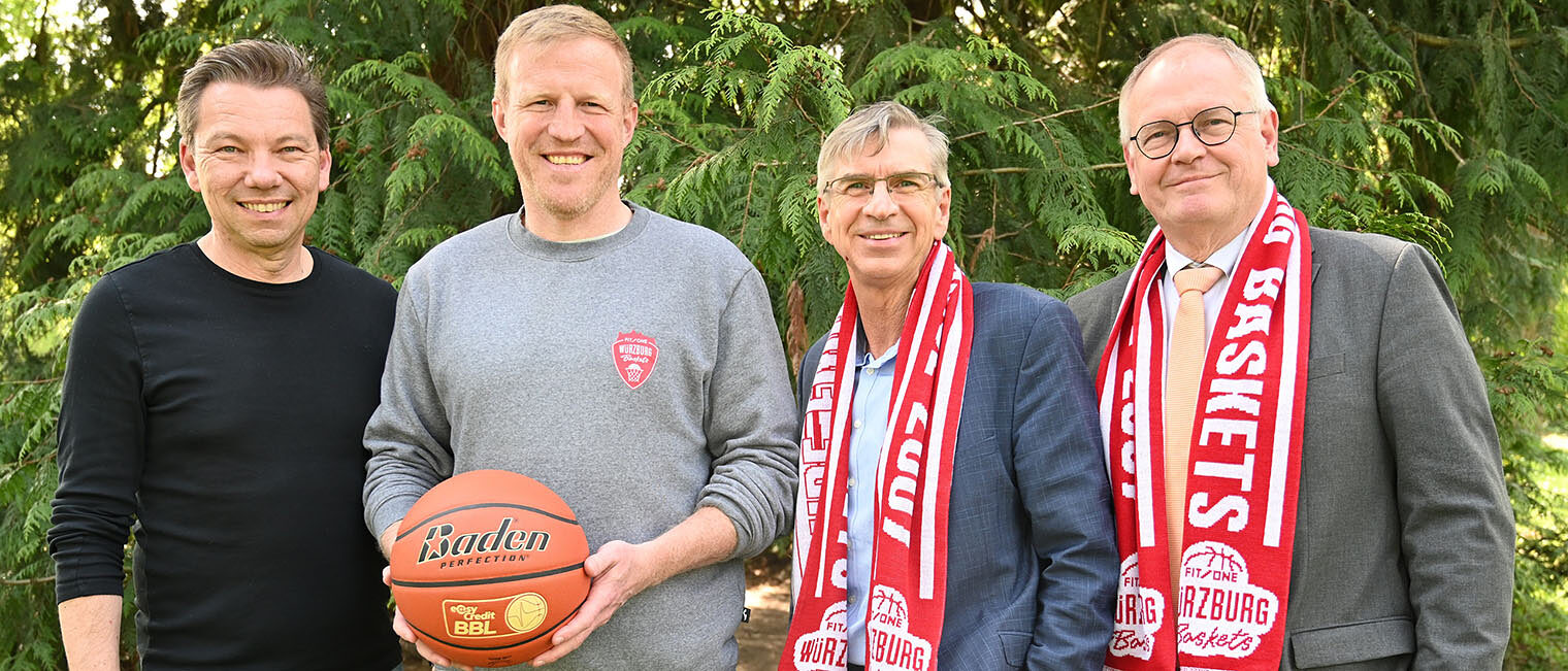 Kooperation Handwerk und Basketball Kooperation Handwerk und Basketball: Je zwei Vertreter von Basketballverein und Handwerkskammer, einer mit Basketball in Hand