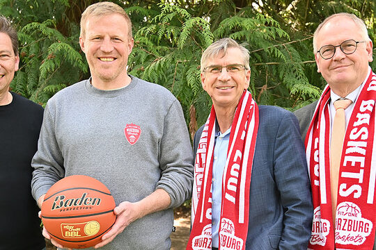 Kooperation Handwerk und Basketball: Je zwei Vertreter von Basketballverein und Handwerkskammer, einer mit Basketball in Hand