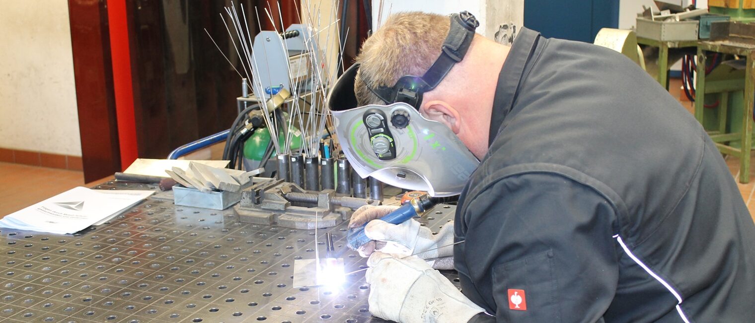 Kursteilnehmer beim WIG-Schweißen im Schweißkurs für Hobbyschweißer und Profis am Bildungszentrum Aschaffenburg