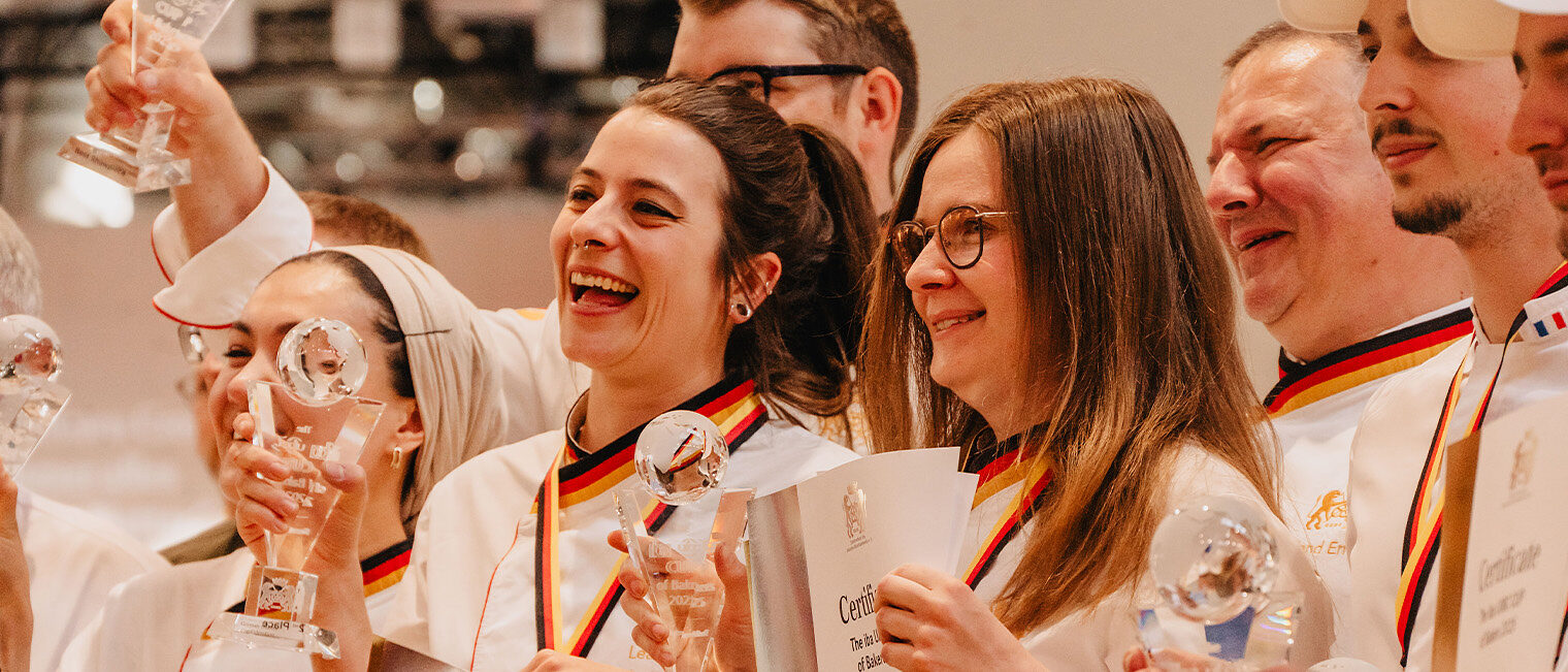Johanna Lenhardt und Lea Wagner, zweiter Platz bei der Preisverleihung der Bäckerinnen Weltmeisterschaft