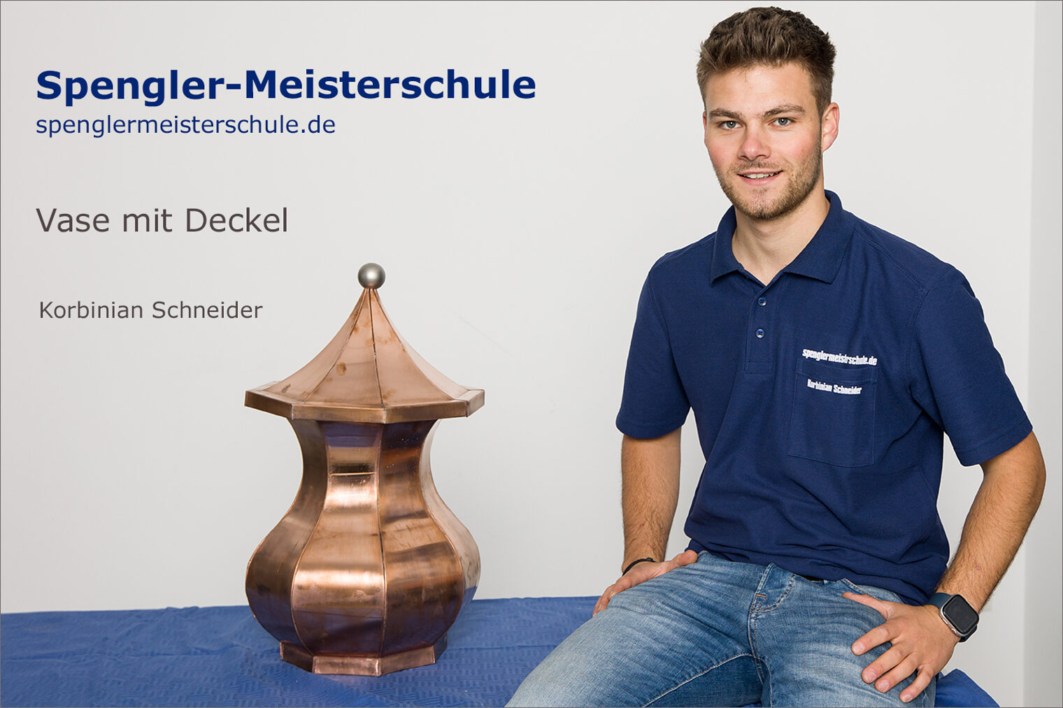 Porträt Korbinian Schneider mit seinem Spenglermeisterstück
