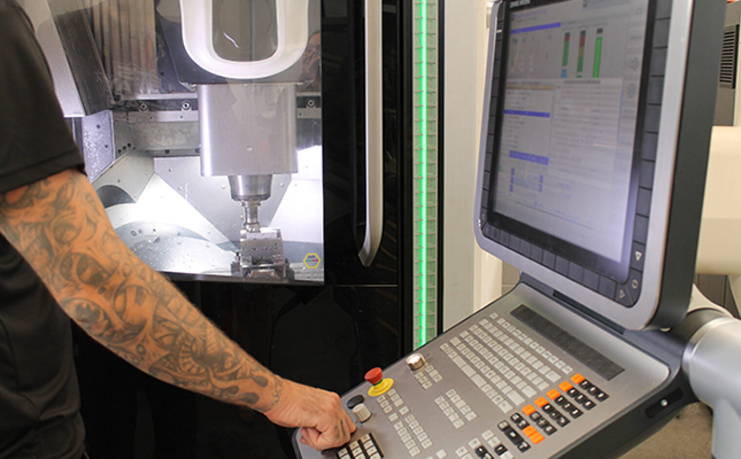 Teilnehmer bedient CNC-Fräsmaschine bei Feinwerktechnik-IHK-Lehrgang, Weiterbildung für Azubis und Gesellen in Aschaffenburg