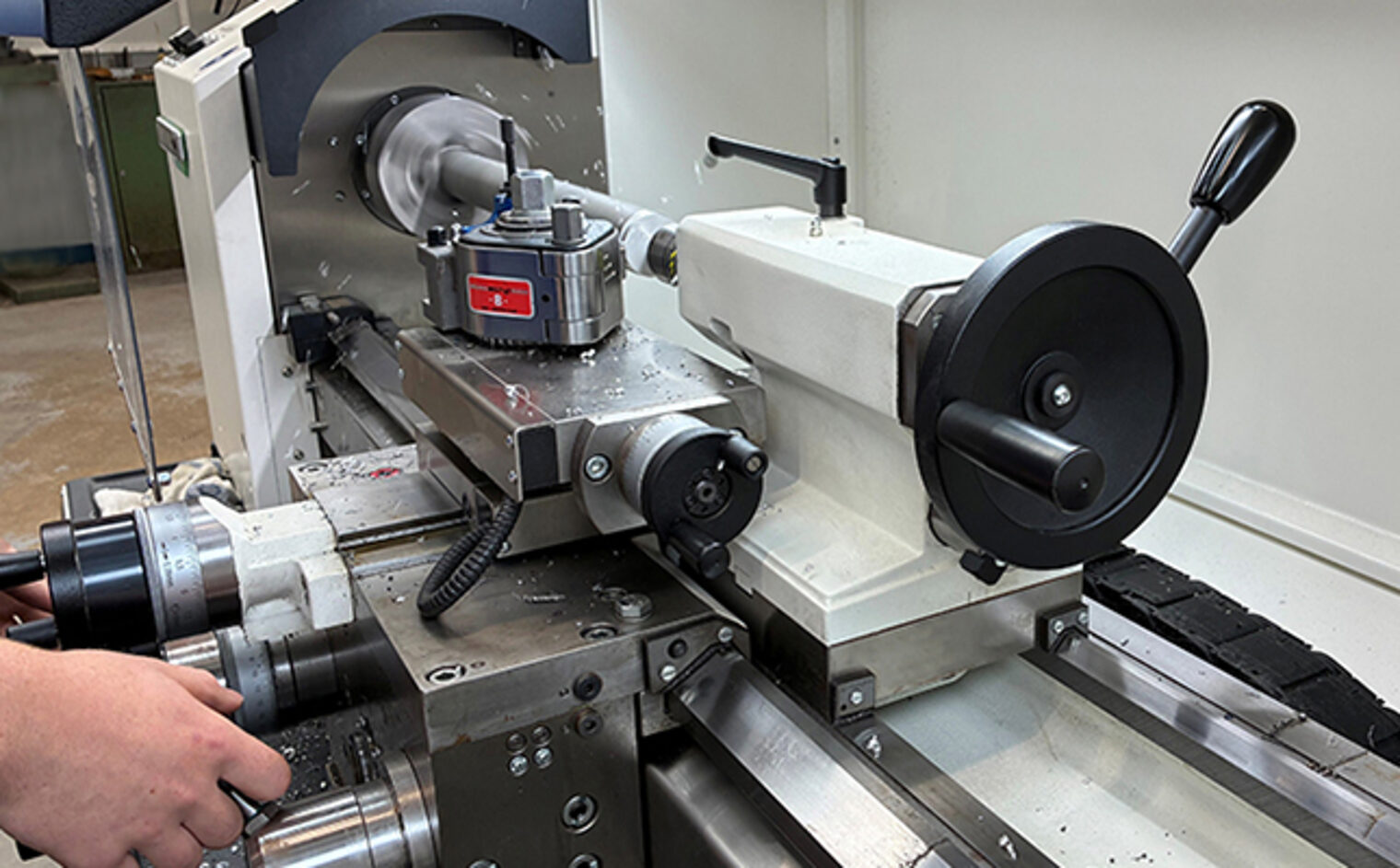 Teilnehmer bedient CNC-Drehmaschine bei IHK-Lehrgang zum maschinellen Drehen für Azubis und Gesellen in Aschaffenburg