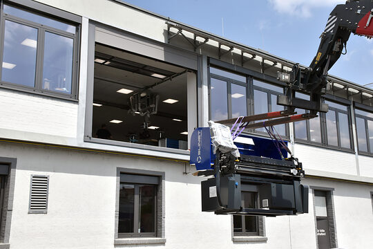 Anlieferung der Längs- und Querteilanlage Slinet 1.5 in der Spengler-Meisterschule Würzburg