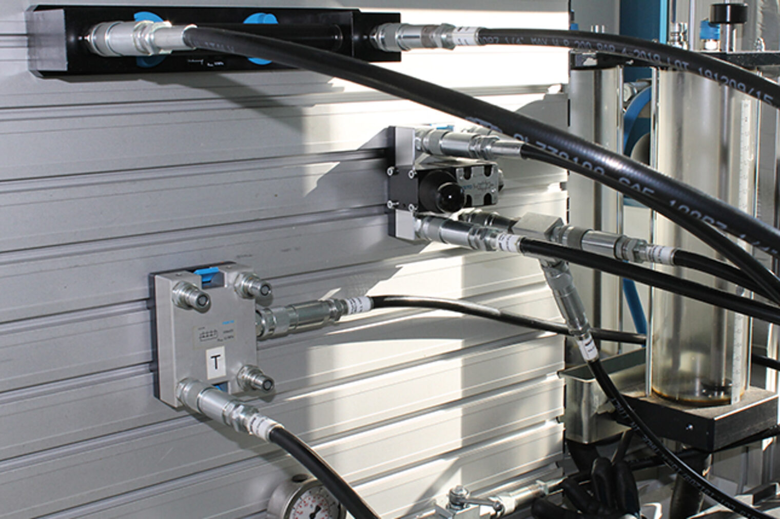 Hydraulik-Teststand im Bildungszentrum Aschaffenburg Hydraulik-Teststand im Bildungszentrum Aschaffenburg während der Weiterbildung zur Hydraulik-Fachkraft