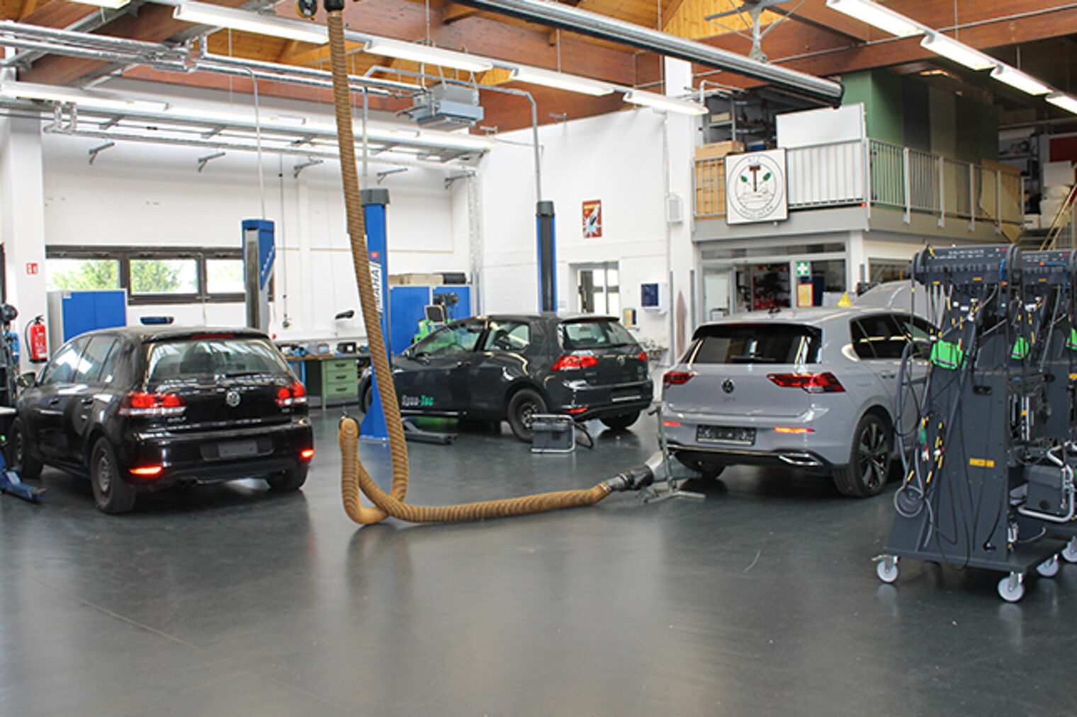 Moderne Kfz-Werkstatt im Bildungszentrum Aschaffenburg für AU-Prüflehrgänge für Handwerksbetriebe und Kfz-Profis