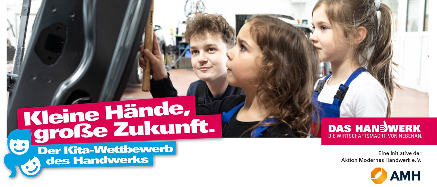 Werbeplakat für den KITA-Wettbewerb: Drei Kinder stehen in einer KFZ-Werkstatt vor einer offenen Motorhaube.
