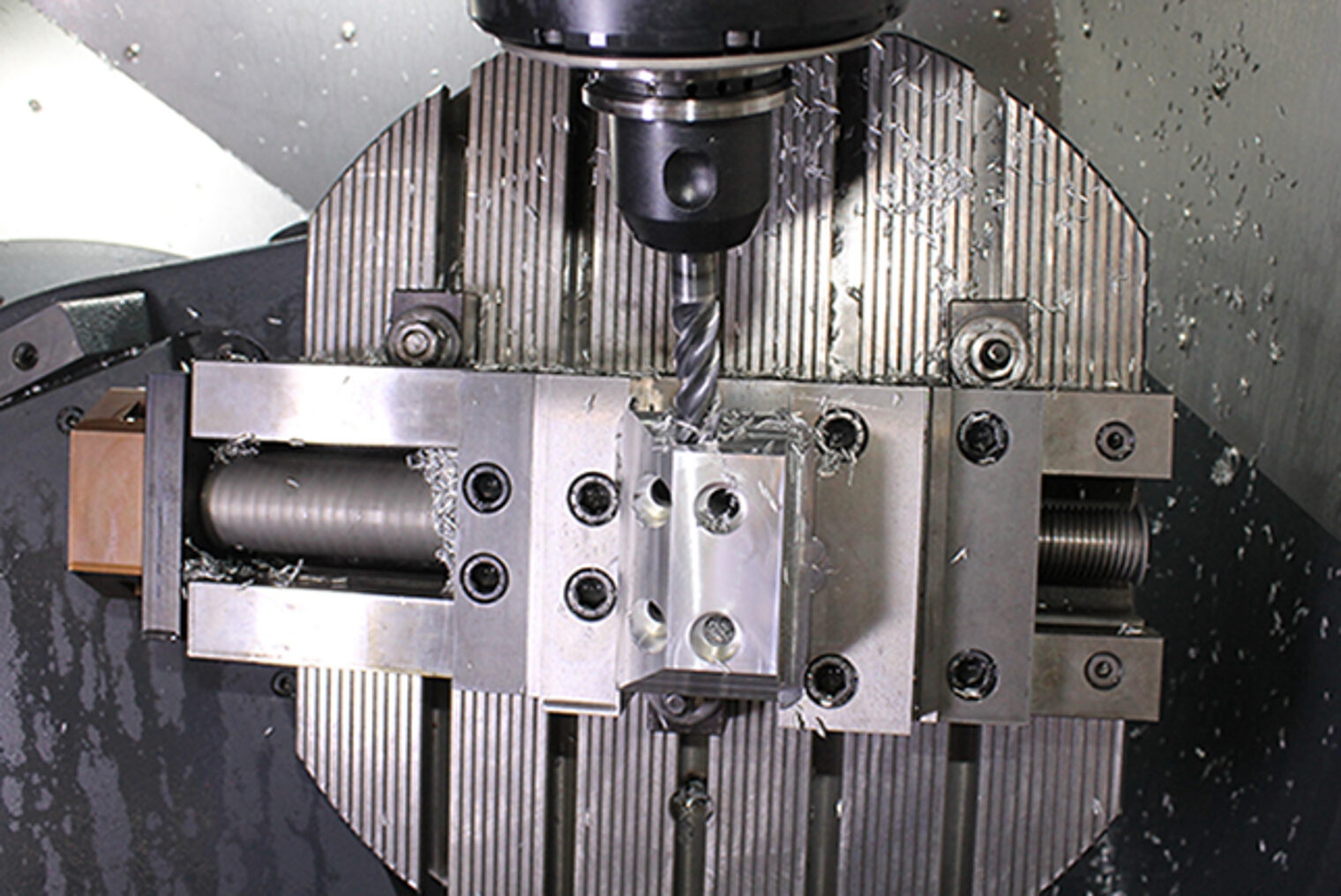 CNC-Fachkraft: Fräsen, Arbeitspläne & Anwendungen in Aschaffenburg Nahaufnahme einer geöffneten Fräsmaschine nach dem Fräsen eines Werkstücks in der CNC-Fachkraft-Ausbildung in Aschaffenburg