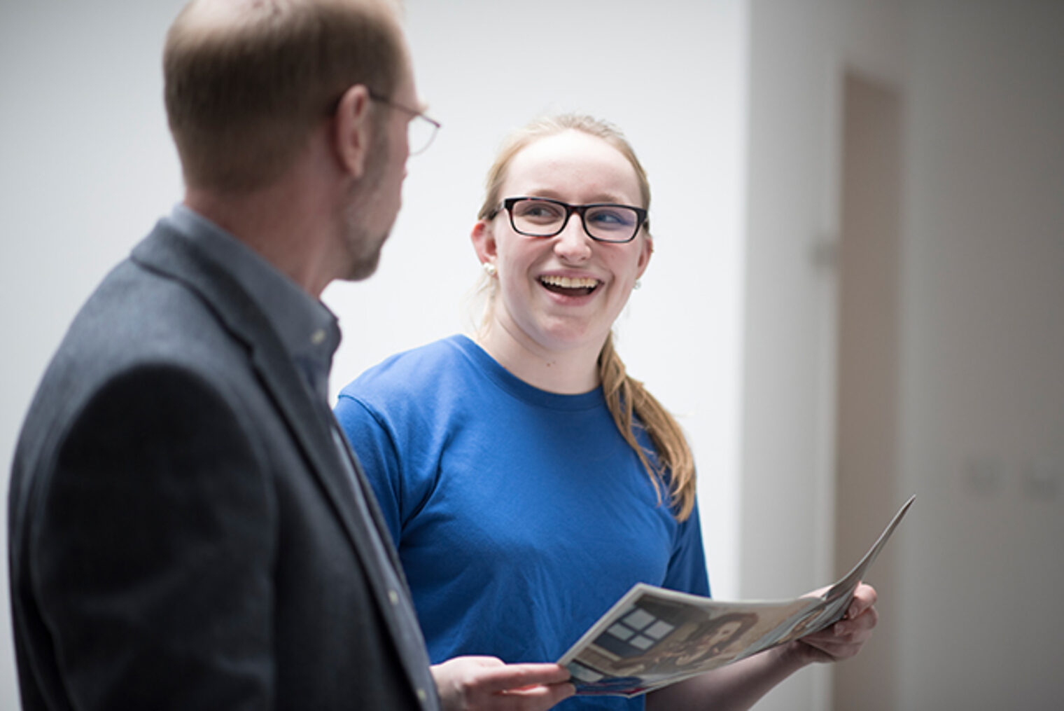 Auszubildende im Gespräch mit Kollegen im Workshop "Alles für den Ausbildungsstart" am Bildungszentrum Aschaffenburg