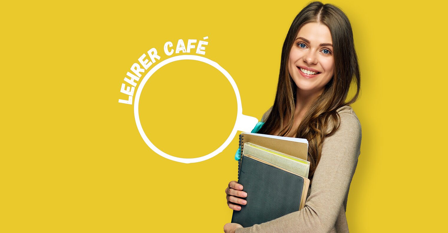 Frauen mit Heften im Arm lächelt in die Kamera, Lehrer Café Schriftzug auf gelbem Hintergrund