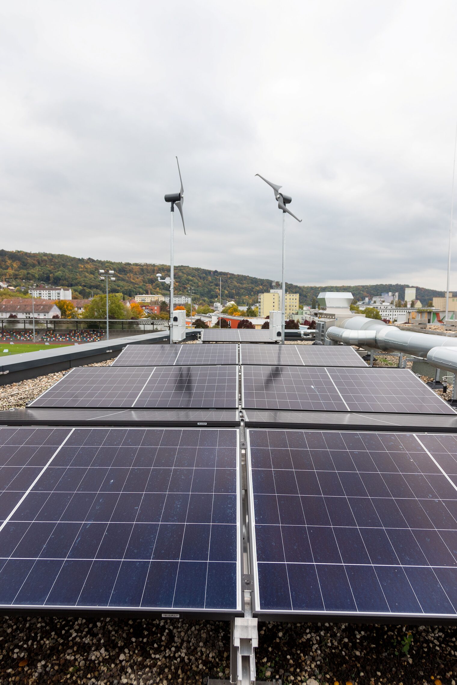 PV-Anlage auf Mehrfamilienhaus mit Würzburg im Hintergrund