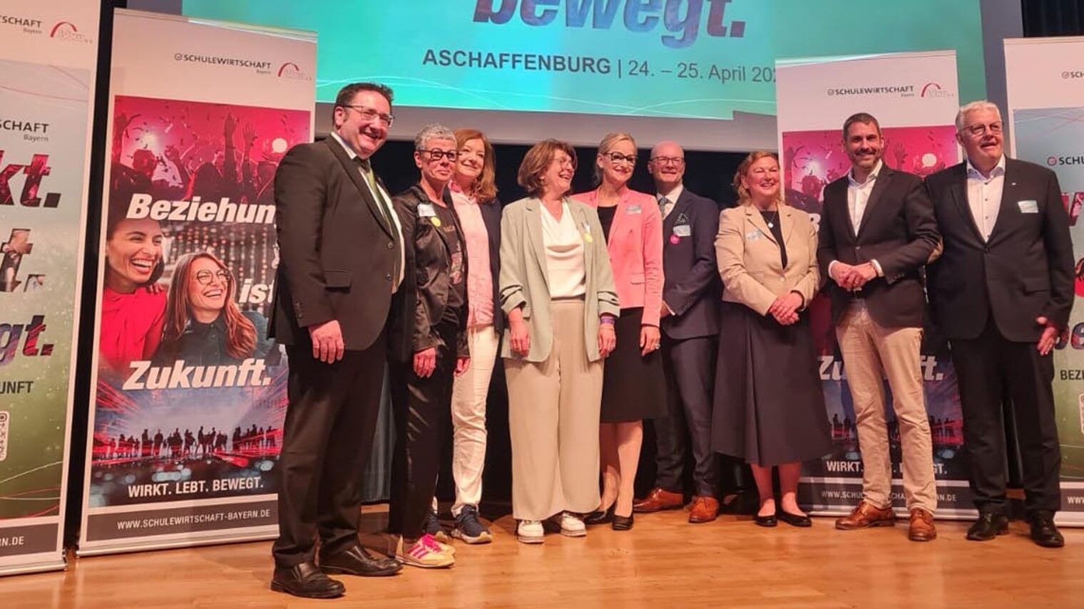 Gruppenfoto auf Bühne bei Tagung