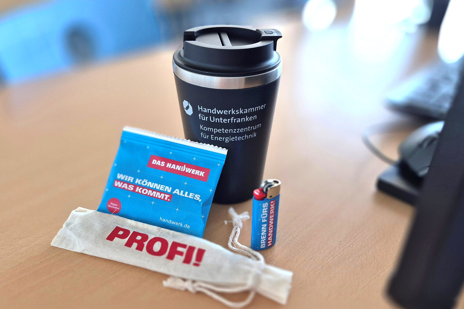 GIve-Aways zur Kurseröffnung: Thermobecher, 3in1-Stift im Jutebeutel, Mini-Feuerzeug und veganer Snack