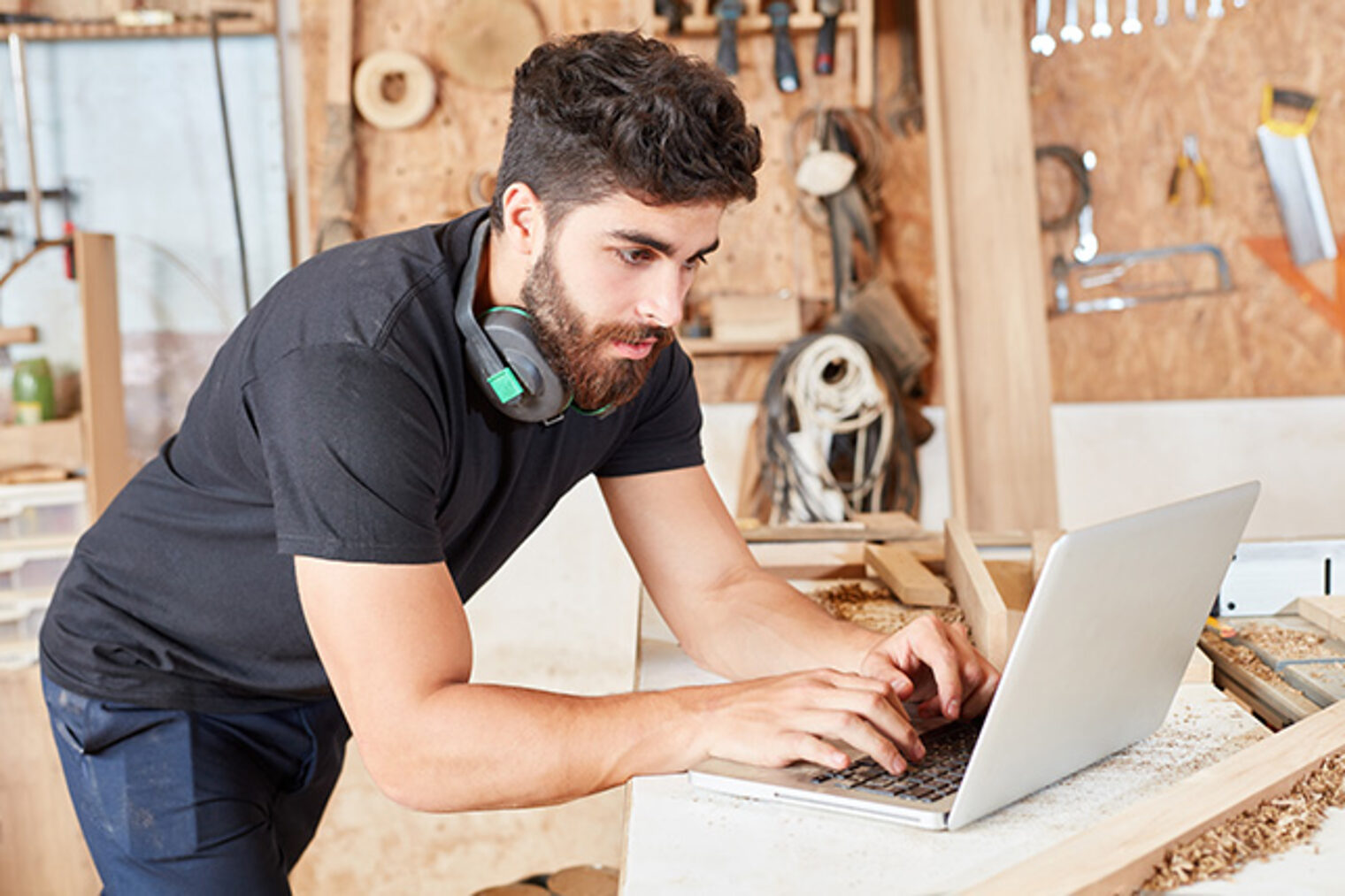 Handwerker arbeitet am Laptop zu kundenorientierten Geschäftsprozessen 