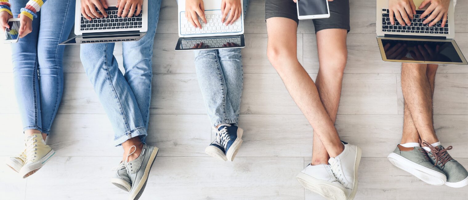 Junge Menschen - man sieht nur die Beine und deren Computer