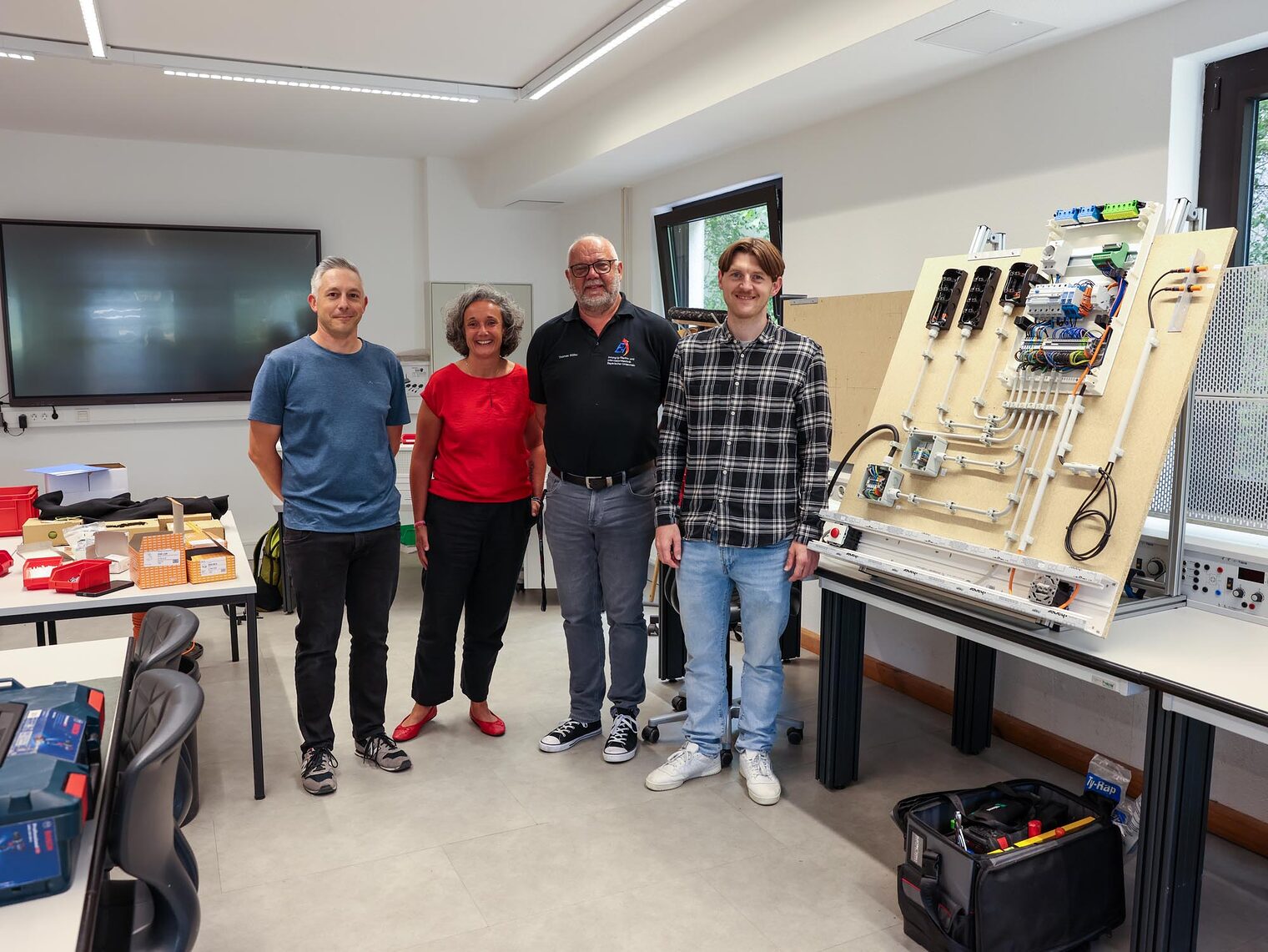 Gruppenbild mit vier Personen in Werkstatt