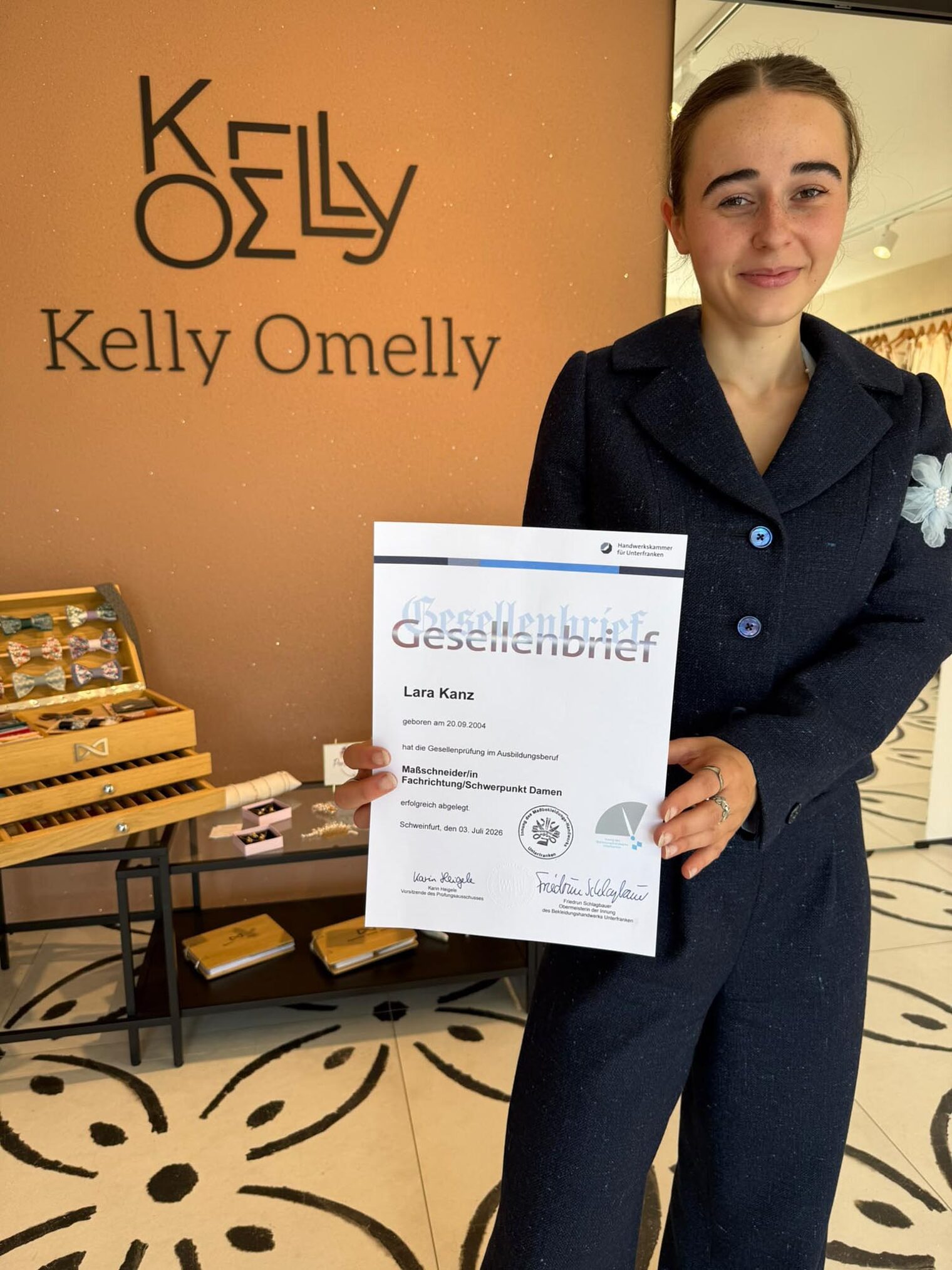 Maßschneiderin in Atelier mit Gesellenbrief