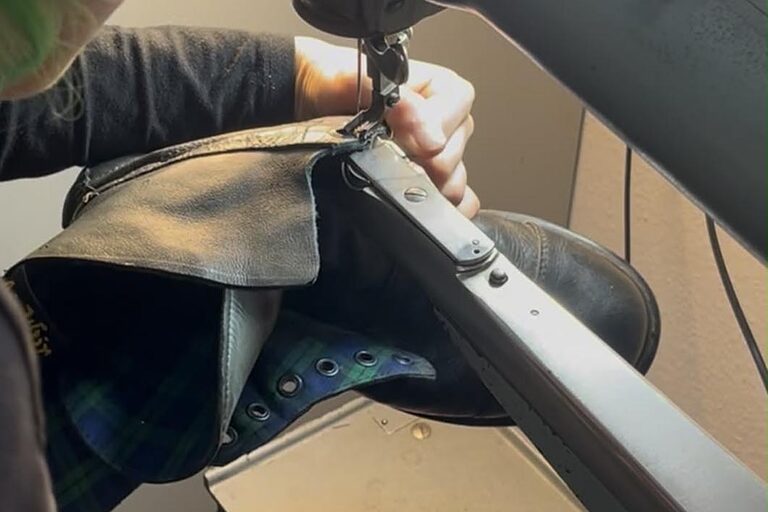 Nahaufnahme Nähmaschine mit Schuh