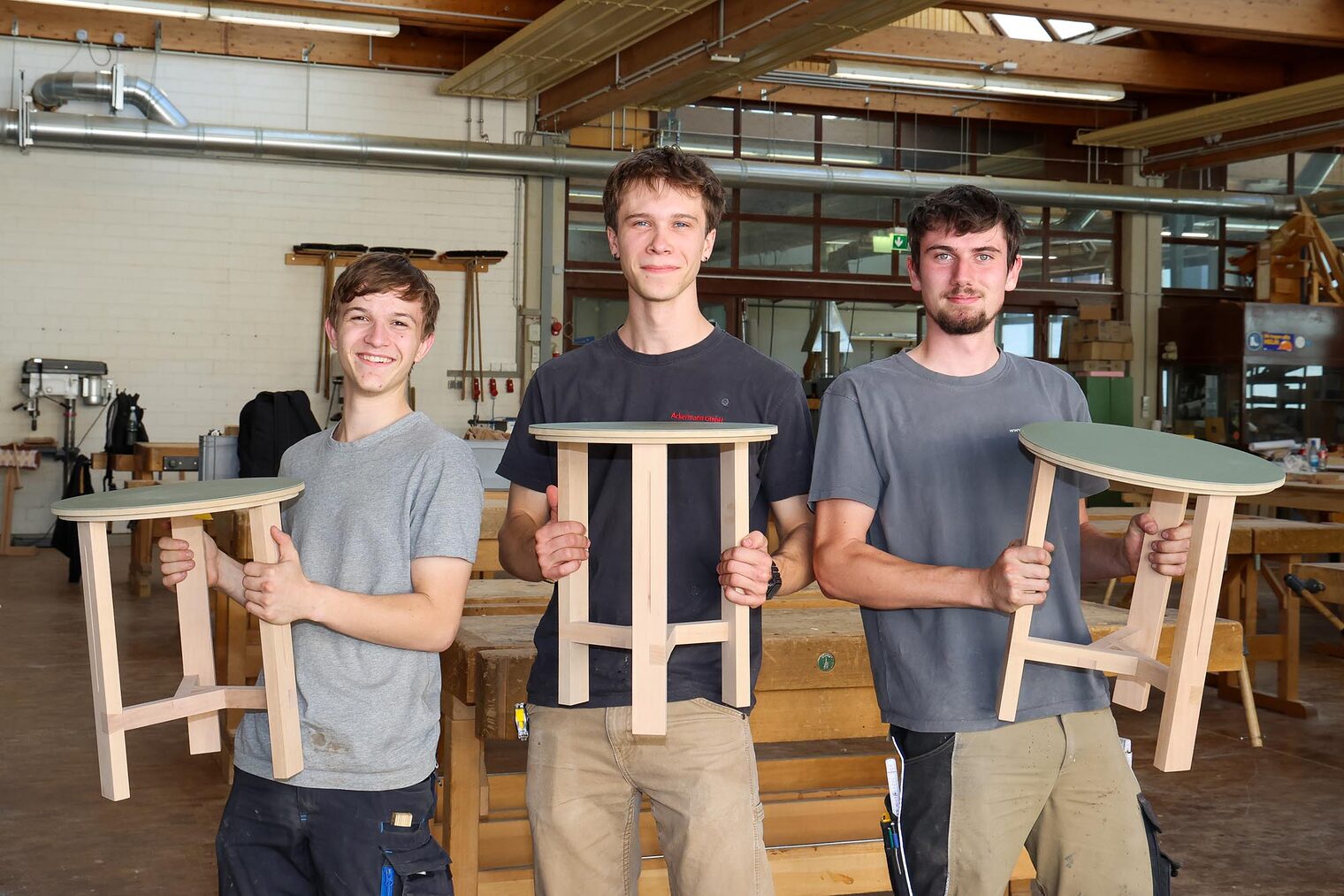 Gruppenfoto Schreiner mit Werkstücken
