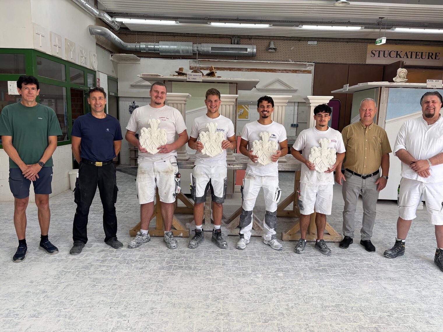 Gruppenfoto in Malerwerkstatt
