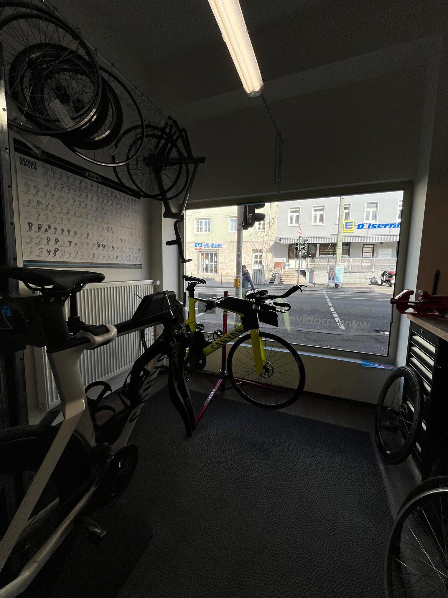 Fahrradwerkstatt Blick aus Scheibe