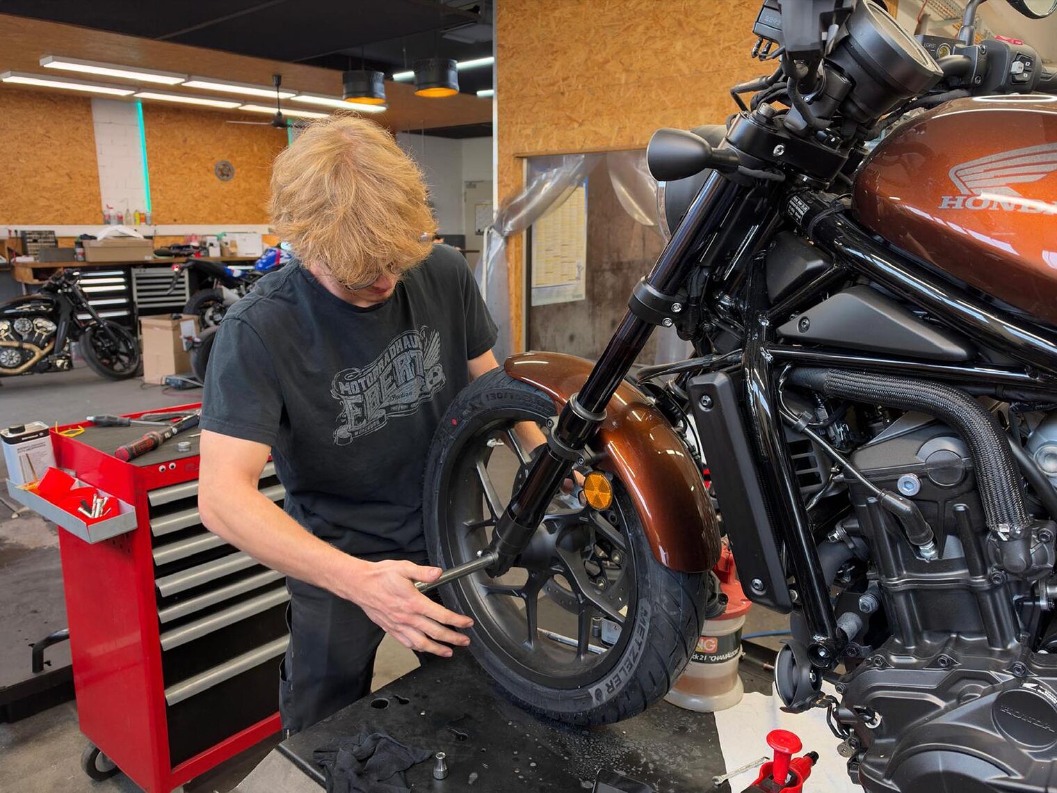 Zweiradmechatroniker schreibt an Motorrad