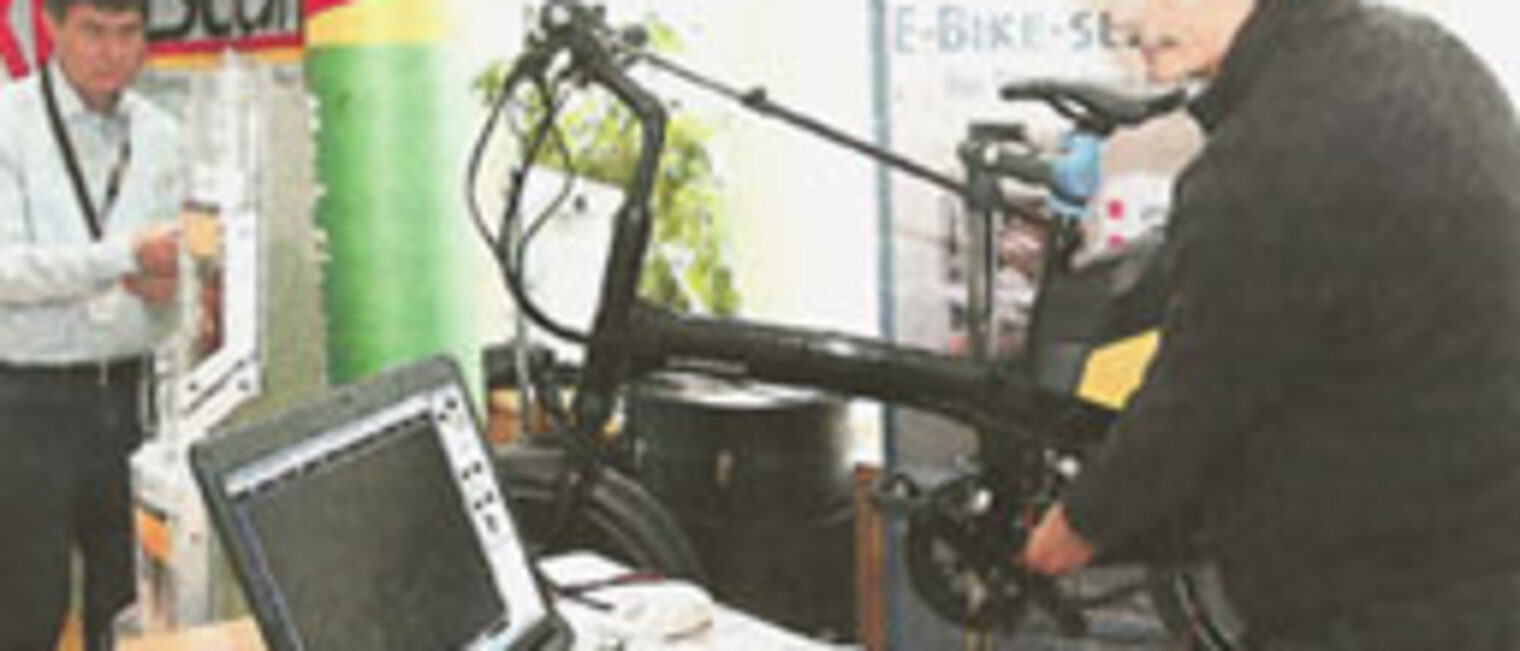 Elektromobil mit dem Fahrrad
