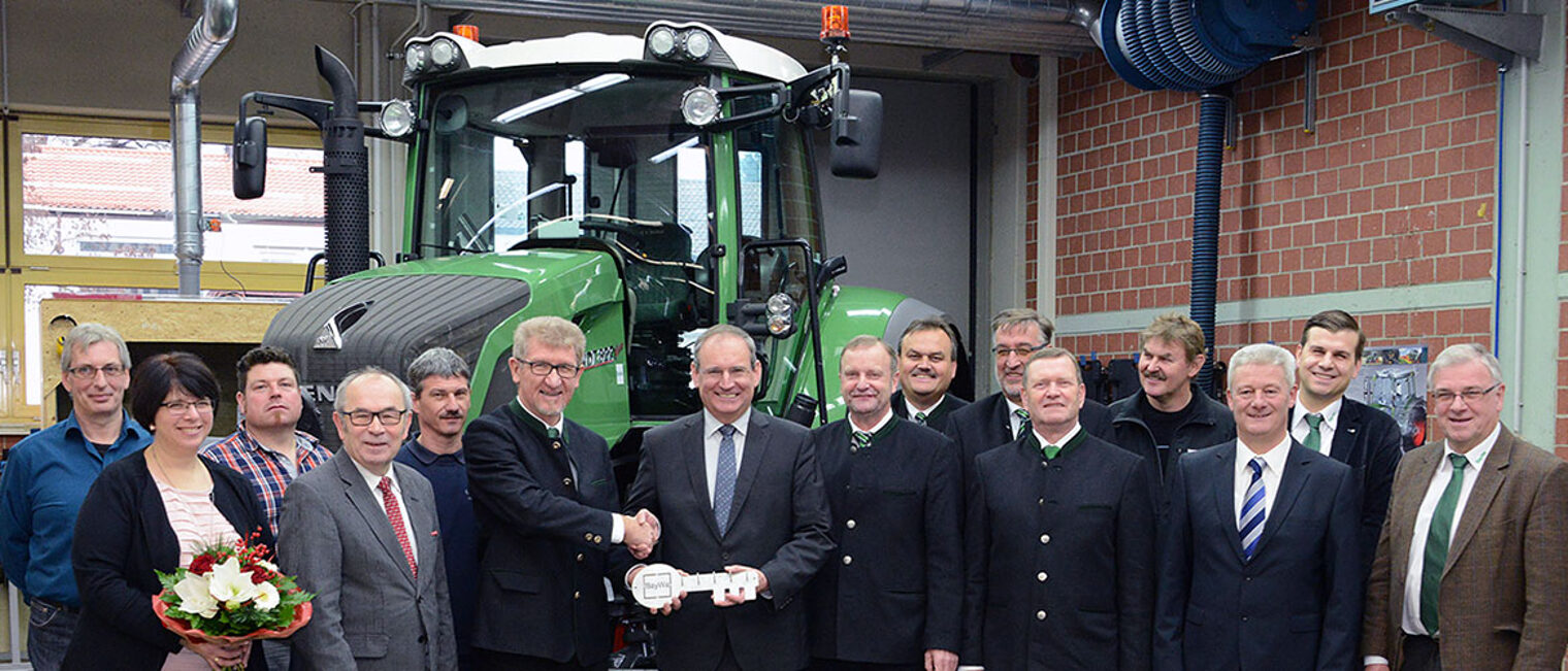 Modernste Technik: Bei der Übergabe des Fendt-Schleppers in der Fahrzeugakademie von links: Elmar Heller (Trainer Fahrzeugakademie), Iris Hiller (Stellvertretende Akademieleiterin), Silko Beck (Trainer Fahrzeugakademie), Walter Heußlein, (Vizepräsident der Handwerkskammer Unterfranken), Heribert Gerlach (Kursleiter Fahrzeugakademie), Günter Schuster (Geschäftsführer BayWa AG, Niederlassung Franken), Matthias Dingfelder (Leiter Fahrzeugakademie), Andreas Loewel (Geschäftsführer AGCO Deutschland GmbH), Manfred Pröbstle (Fa. Fendt), Otmar Wehr (Fa. Fendt), Bertram Muth (BayWa AG), Günther Vöth (BayWa AG), Frank Geyer (Innungsobermeister), Thomas Haupt (Regionalleiter Franken BayWa AG), Oskar Thorwart (BayWa AG).