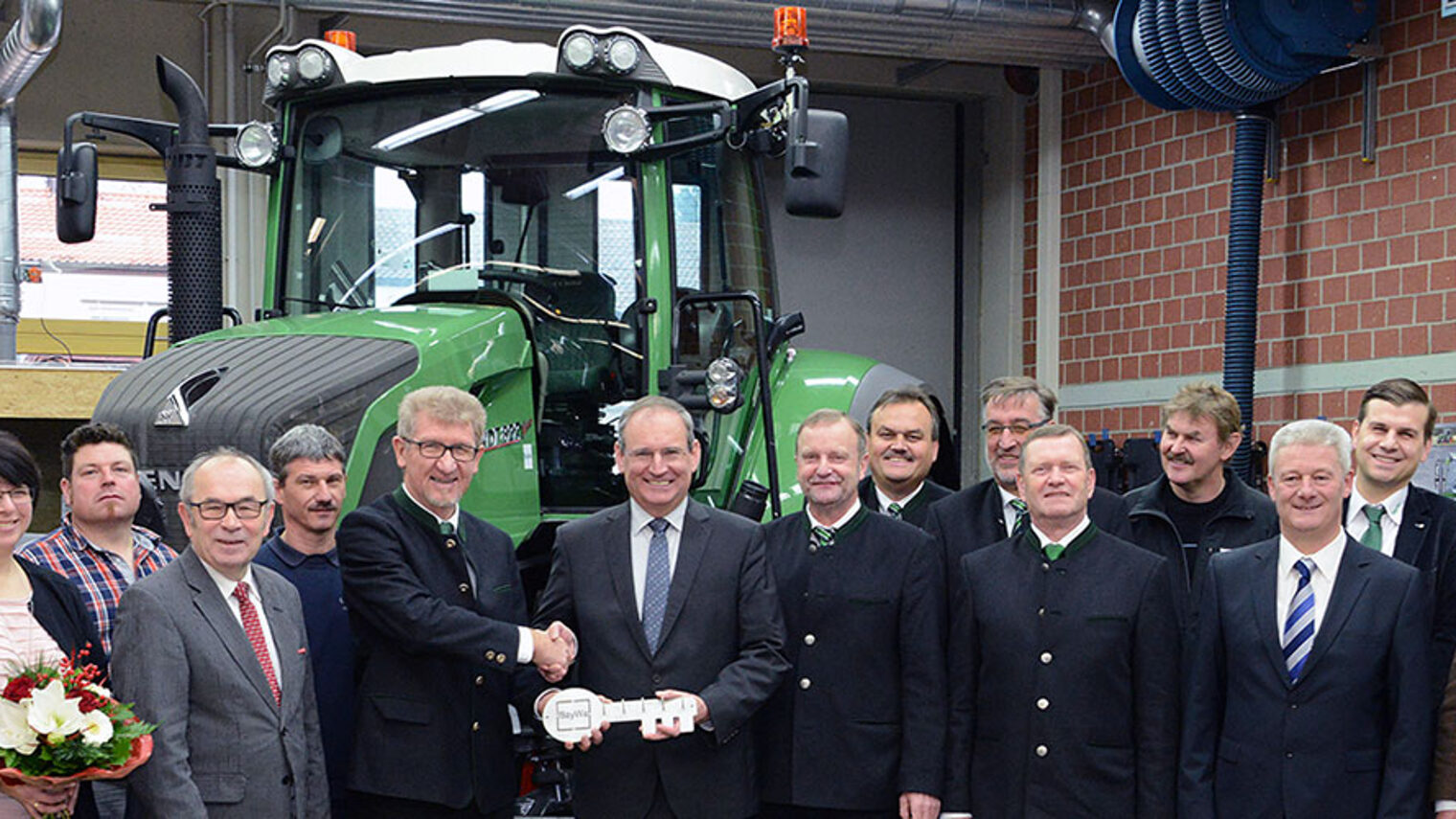 Modernste Technik: Bei der Übergabe des Fendt-Schleppers in der Fahrzeugakademie von links: Elmar Heller (Trainer Fahrzeugakademie), Iris Hiller (Stellvertretende Akademieleiterin), Silko Beck (Trainer Fahrzeugakademie), Walter Heußlein, (Vizepräsident der Handwerkskammer Unterfranken), Heribert Gerlach (Kursleiter Fahrzeugakademie), Günter Schuster (Geschäftsführer BayWa AG, Niederlassung Franken), Matthias Dingfelder (Leiter Fahrzeugakademie), Andreas Loewel (Geschäftsführer AGCO Deutschland GmbH), Manfred Pröbstle (Fa. Fendt), Otmar Wehr (Fa. Fendt), Bertram Muth (BayWa AG), Günther Vöth (BayWa AG), Frank Geyer (Innungsobermeister), Thomas Haupt (Regionalleiter Franken BayWa AG), Oskar Thorwart (BayWa AG).